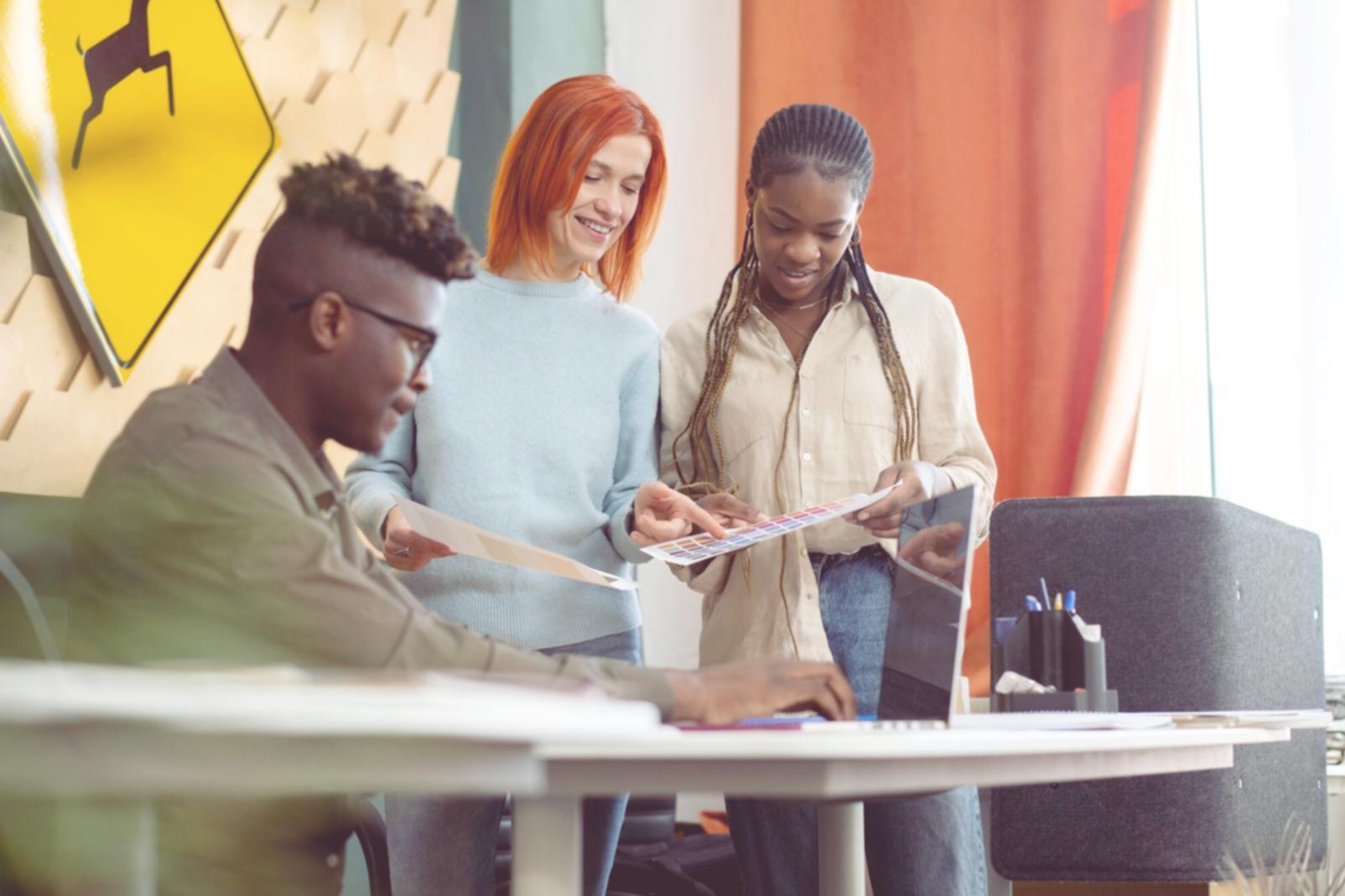 Teilnehmerin analysiert Finanzberichte am Schreibtisch