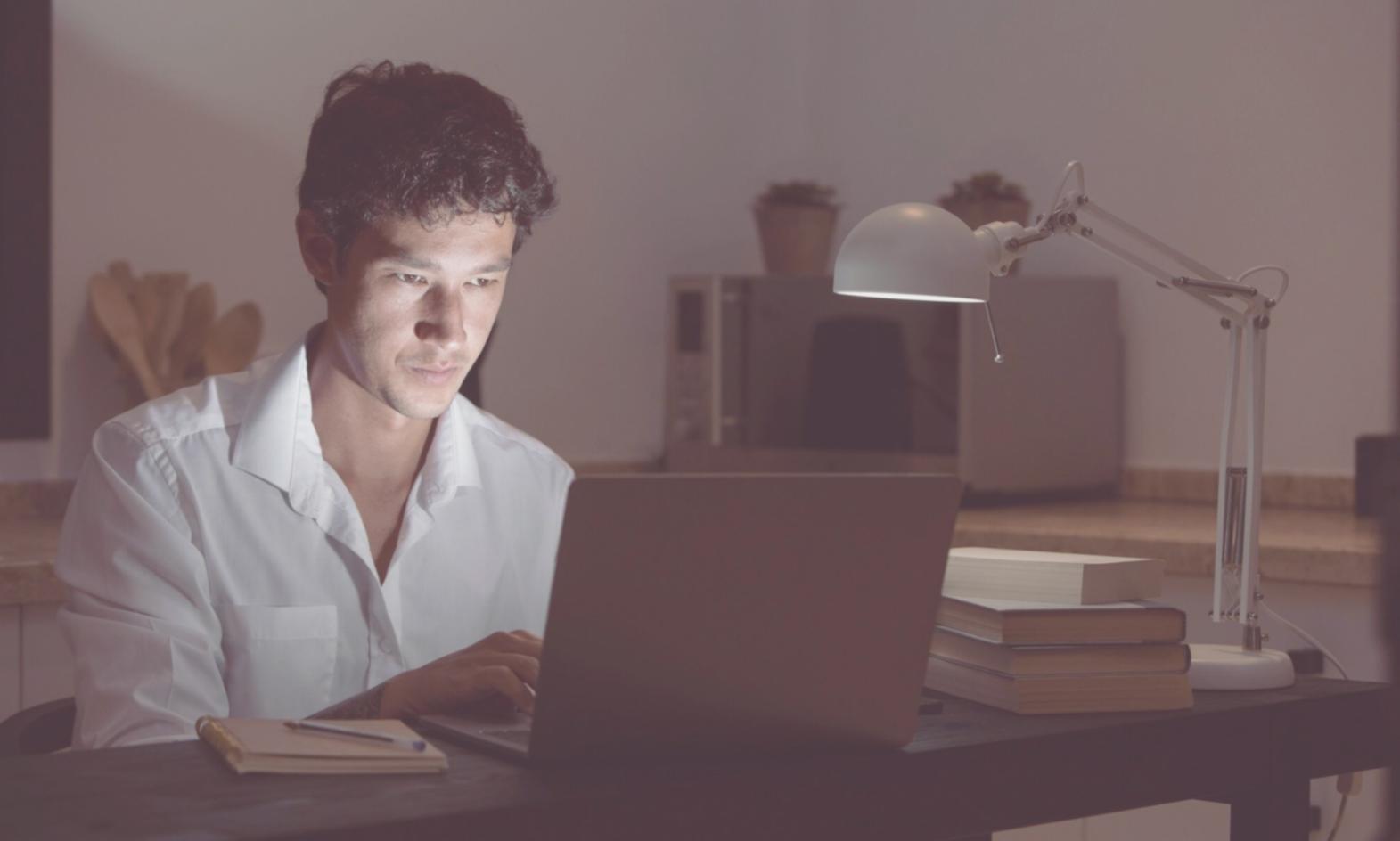 Moderner Arbeitsplatz mit Laptop und Finanzanalyse-Tools