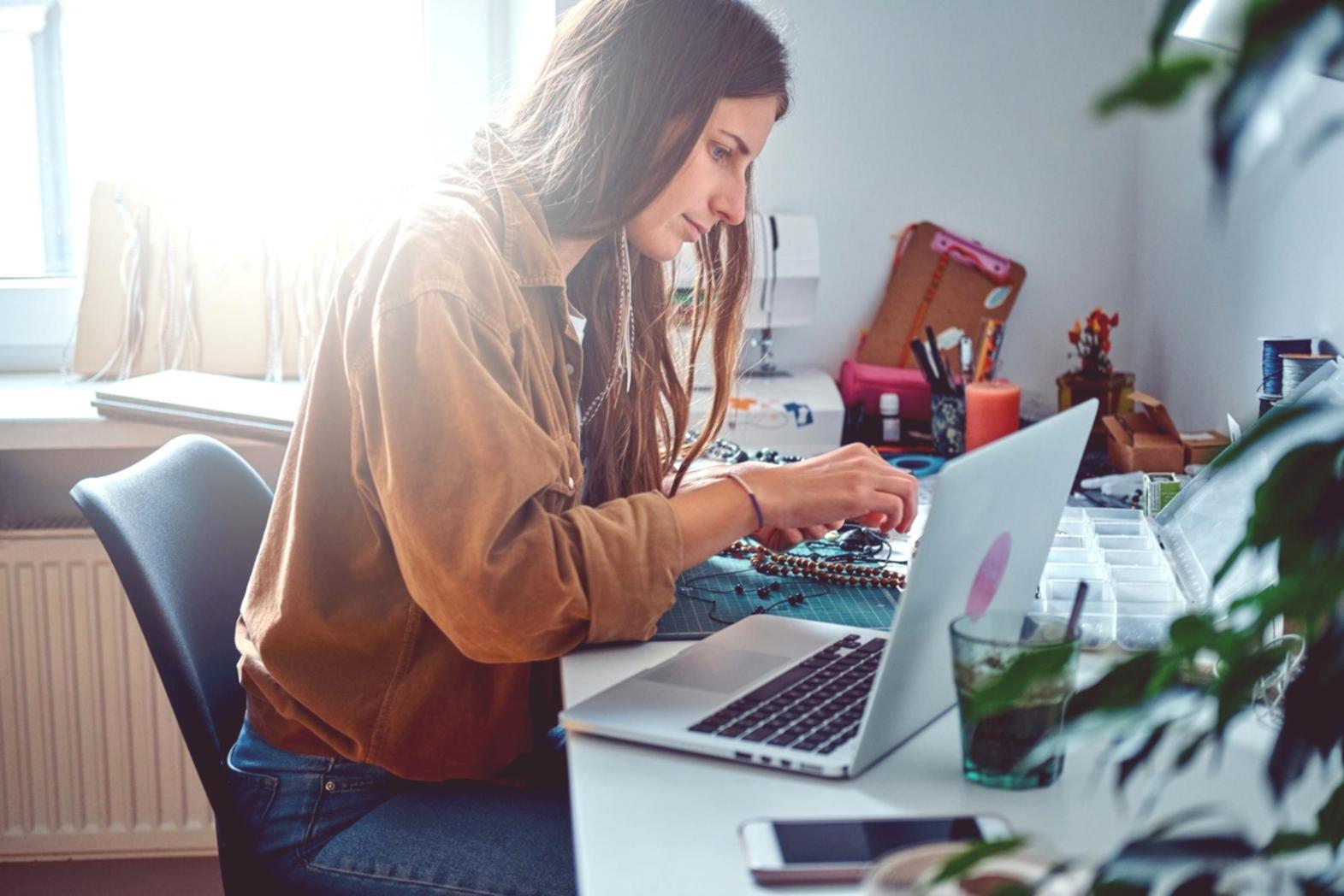 Arbeitsplatz mit Finanzunterlagen und digitalen Bildungsressourcen